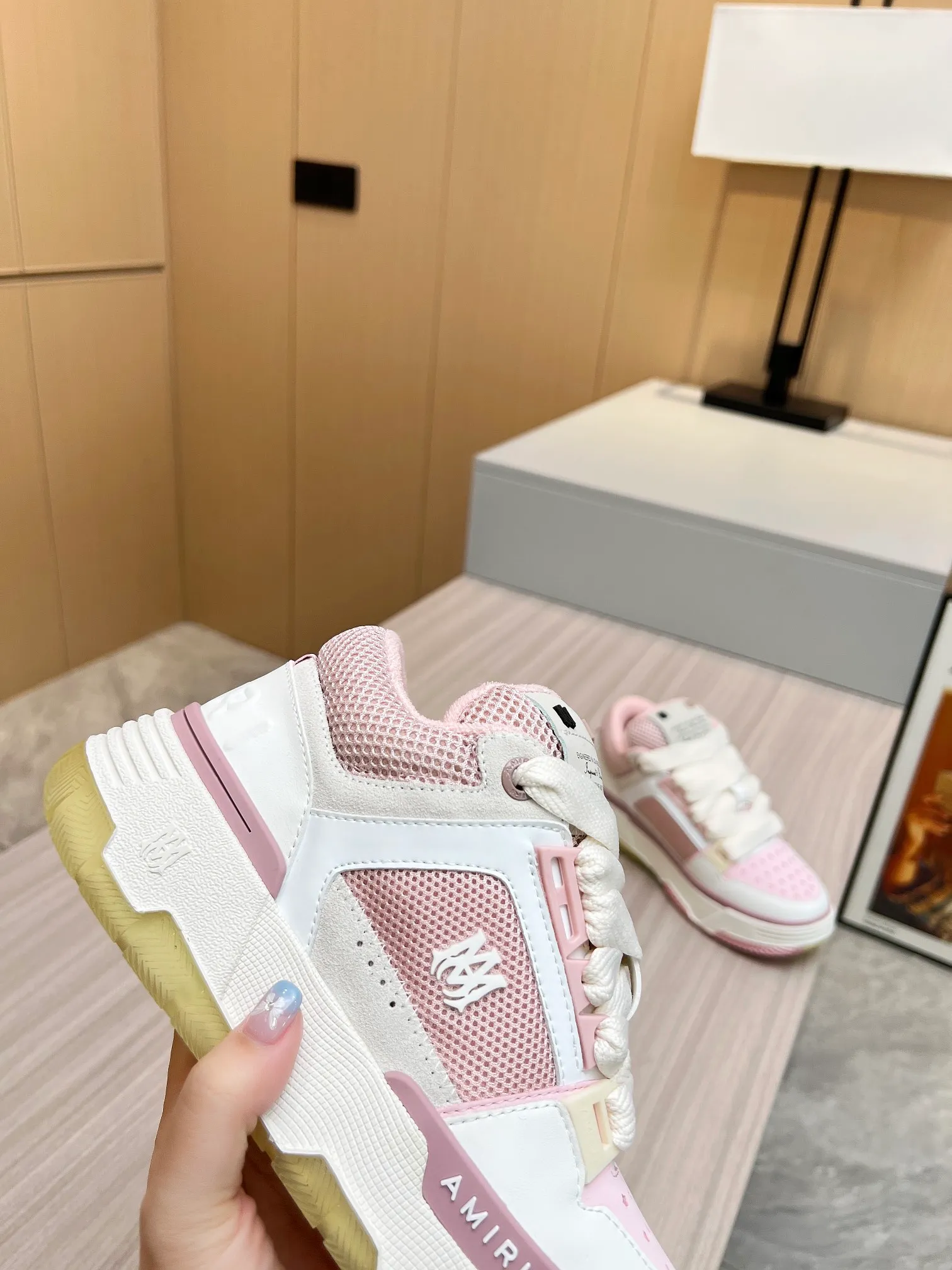 p620💰Men's shoes Amiri Emile's 2023 spring and summer new MA-1 bread shoes, couple models, casual sports shoes, sneakers Amiri gave up the rock punk style in the new season and used a large number of unsaturated colors, Morandi tones, whether you see or wear them, it will make people very happy. The large tongue of the bread shoes continues, shortens the length of the shoe body, thickens the midsole, and the toe part is more rounded. Amiri's brand letters and MA logo appear on the side of the shoe. Fabric: Original customized imported first-layer cowhide + mesh. Lining: Original customized breathable towel lining. Outsole. Foam combination material. Bottom thickness: 4CM. Size: Men's 39-45